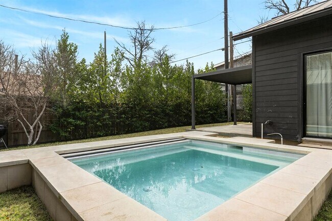 Building Photo - 509 E Mary St