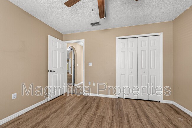 Building Photo - 1528 Vista Lake Cir