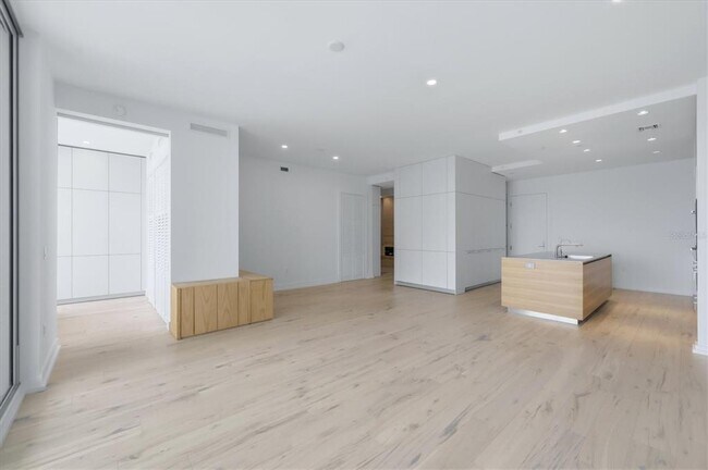 Building Photo - 111 S Pineapple Ave