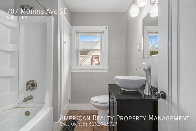 Building Photo - 707 Morris Ave SE