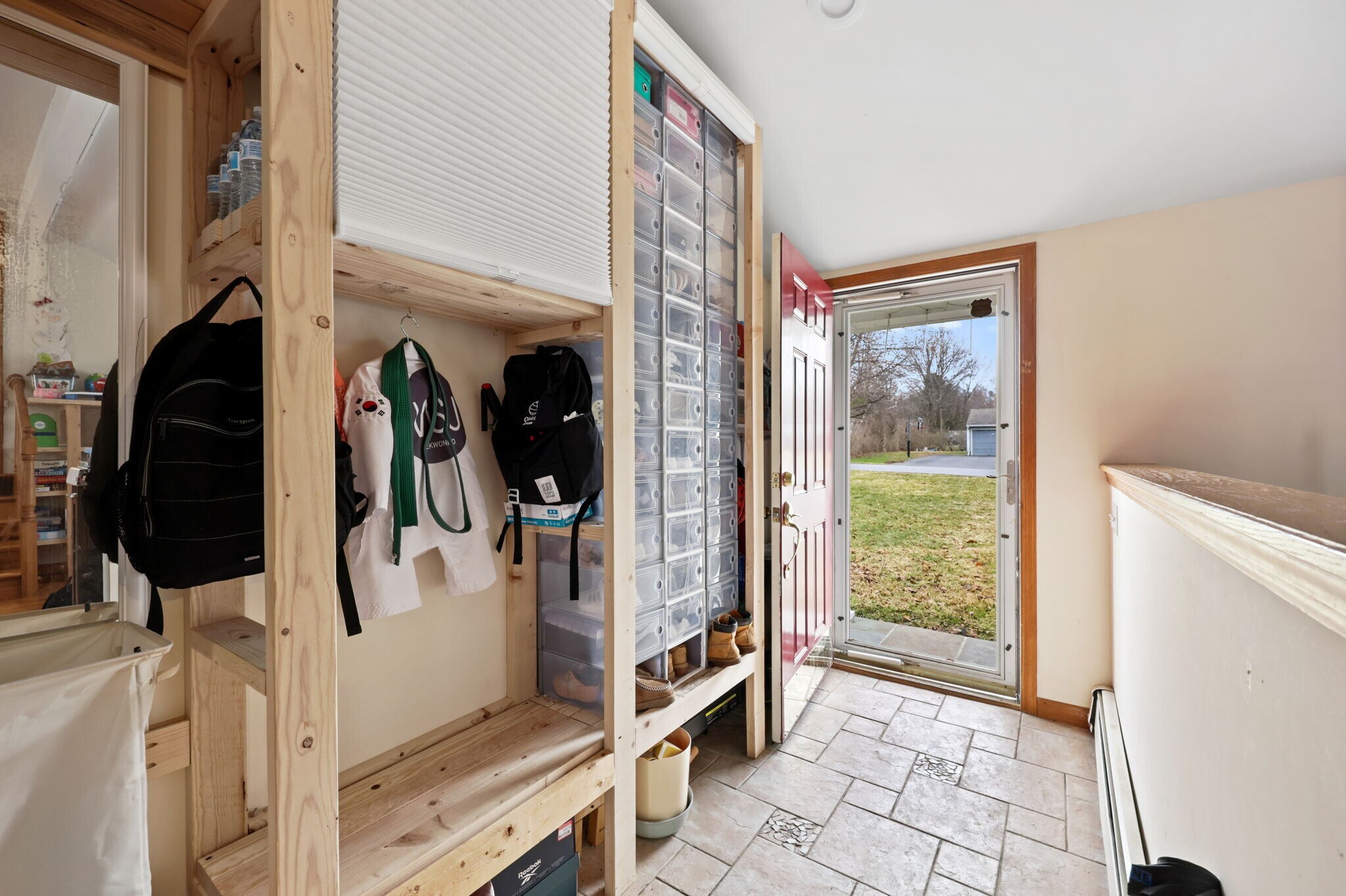 Building Photo - 2881 Meadowcrest Dr