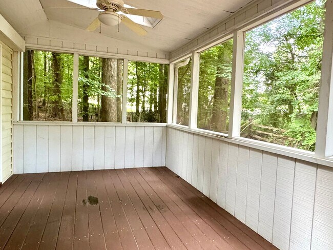Building Photo - 4 Bed | 2.5 Bath House in Chapel Hill