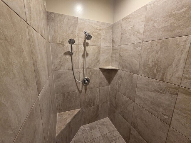 Building Photo - Large 4 Br - like new under $2k!