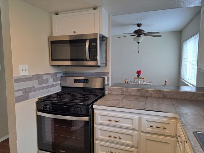 Building Photo - 1835 Carmona Ave