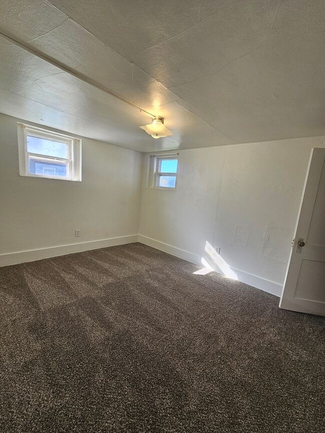 Building Photo - 4 Bedroom Home Located Downtown