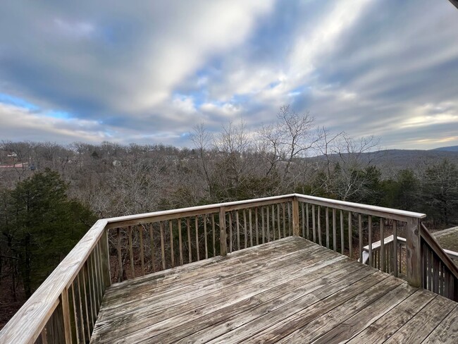 Building Photo - Open Floor plan with plenty of storage space!