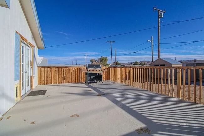 Building Photo - 935 W Sullivan Ave