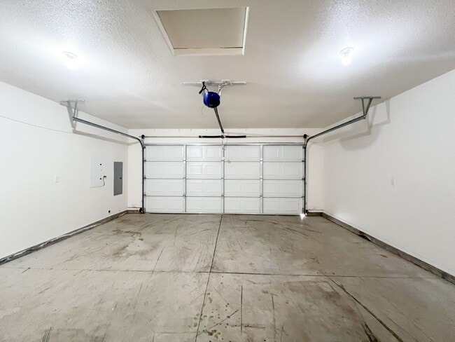 Building Photo - Three Bedroom, Two Bath House in Southview