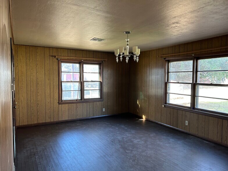 Living room - 2207 Briggs St