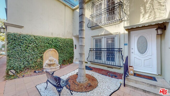 Building Photo - 432 S Doheny Dr