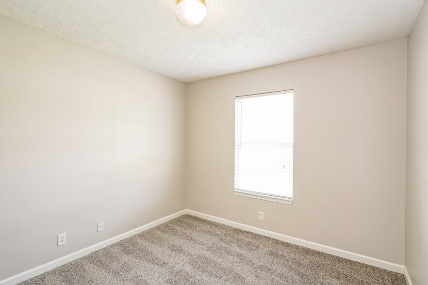 Building Photo - 1318 Eastwoods Dr