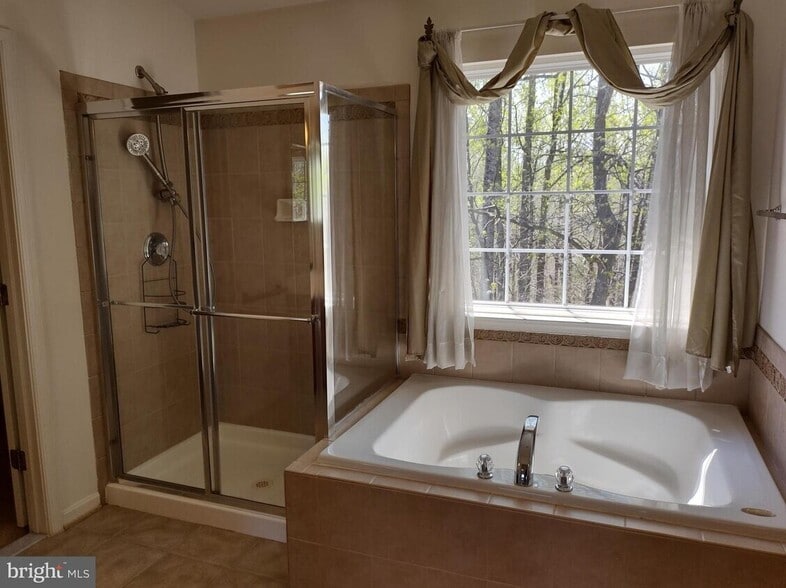 Master Bedroom Shower and Tub - 15200 Chula Pl