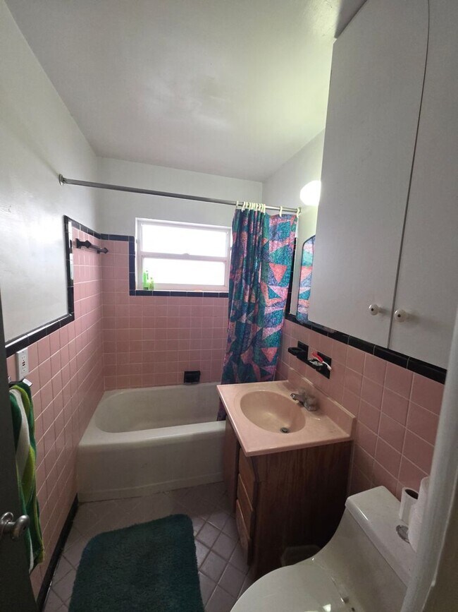 Building Photo - College Park 3 Bed