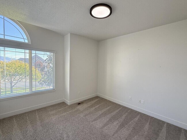 Building Photo - 152 W 4050 N