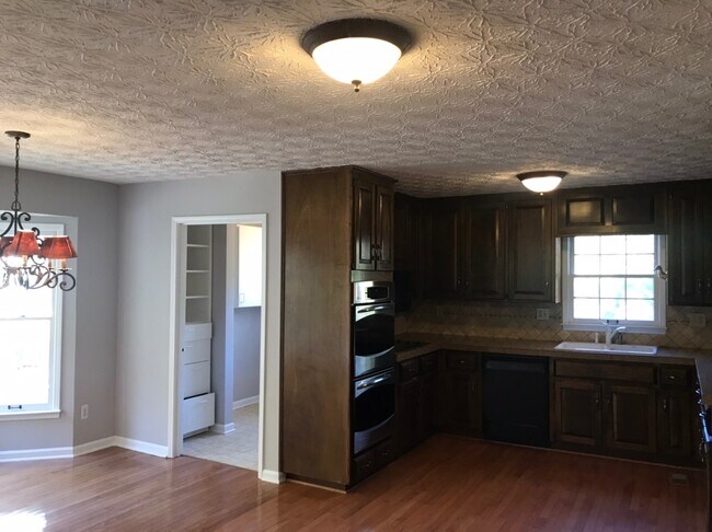 Building Photo - Great 4 Bedroom 2.5 Bath home in East Cobb...