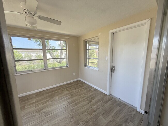 Building Photo - Charming 2-Bedroom Retreat with Additional Living Space in Holiday, FL!