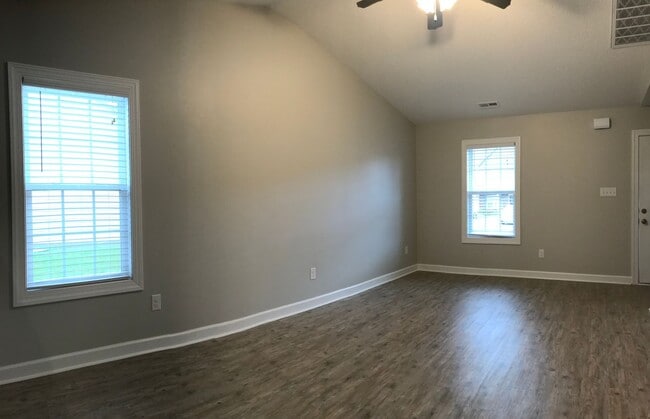 Building Photo - Super Sweet on Streamwood