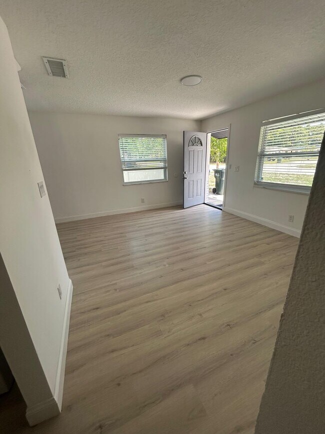 Building Photo - Stylish Tranquil duplex - Near Belleair Beach
