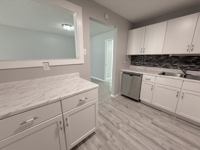 Building Photo - "Charming 3-Bed Oasis with 2 Full Baths in...