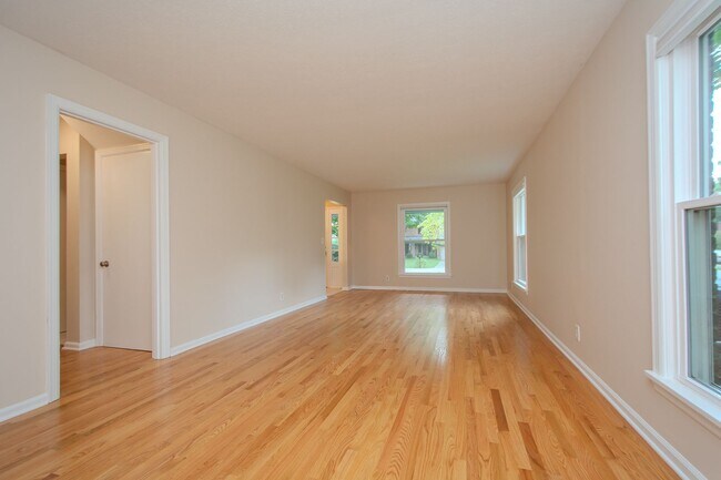 Building Photo - Recently Updated! 4 Bed/2.5 bath