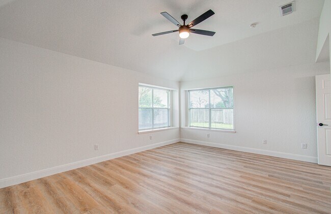 Building Photo - 2311 Meadow Briar Dr