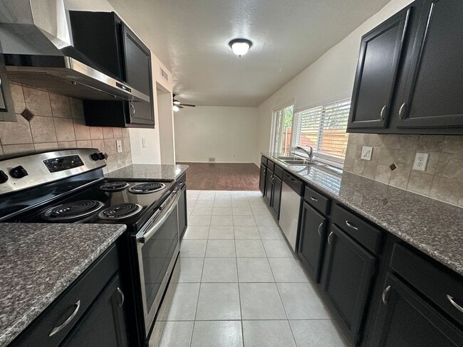 Building Photo - Move-In Ready in Plano