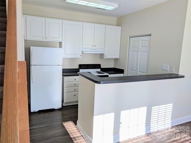 Building Photo - 917 Shearer St