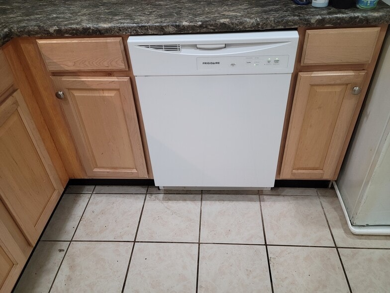 Dishwasher - 23421 Dahlia Cir