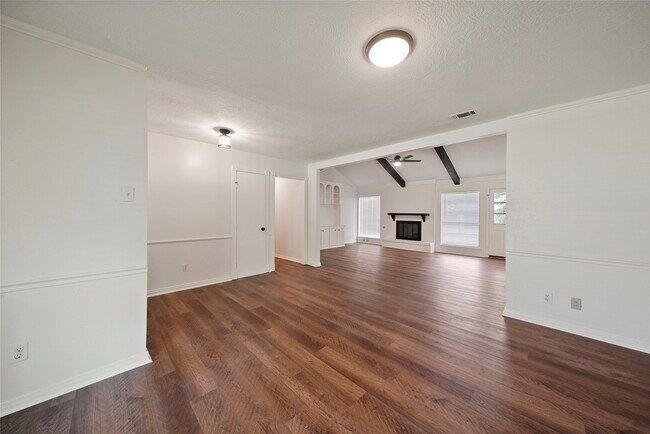 Building Photo - 719 Thornwood Dr