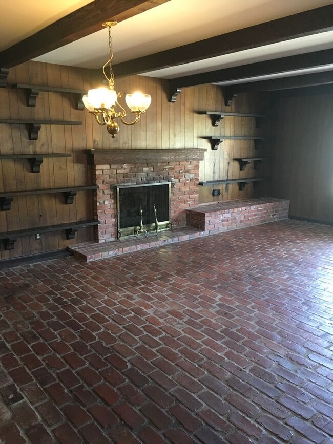 Building Photo - Charming Vintage 3BR/1.5BA Corner Lot Home...