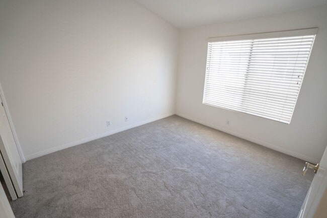 Building Photo - Charming 3-Bedroom Townhome with Dual Fireplaces and Pool Access in Stevenson Ranch!