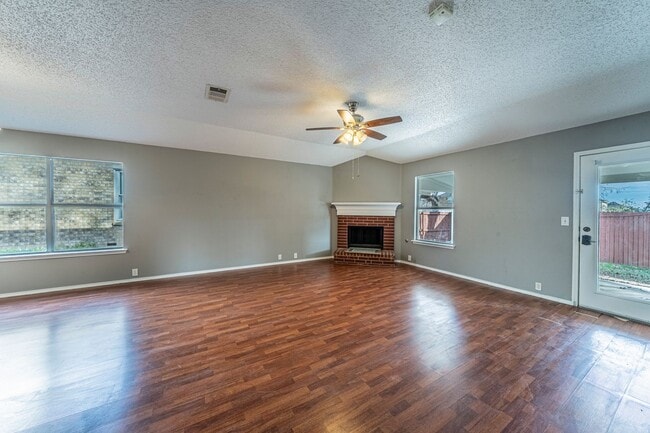 Building Photo - Move-In Ready 4BR/2BA Home in Crowley, TX