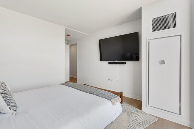 Building Photo - 901 W Blackhawk St