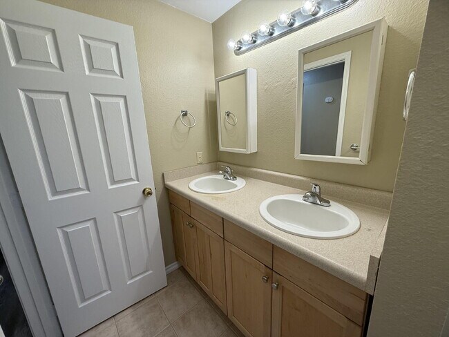 Building Photo - Fairwood Condo Available NOW!