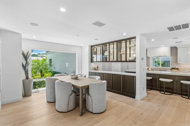 Building Photo - 735 NE 6th St