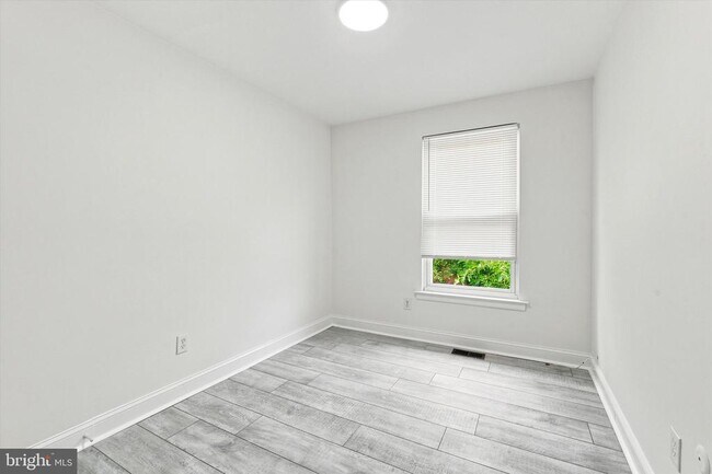 Building Photo - 7813 Midis Pl