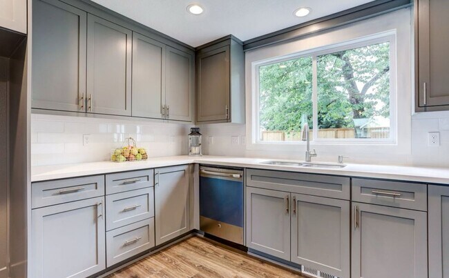 Building Photo - Charming 3-Bedroom Home with Spacious Yard...