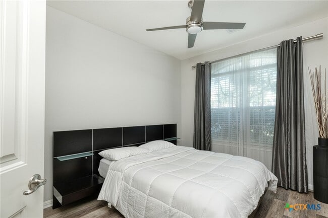 Building Photo - 4362 Green Tree Dr