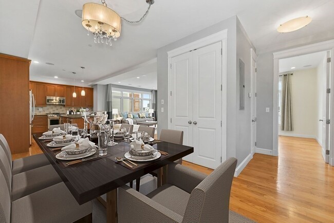 Building Photo - 350 W 2nd St