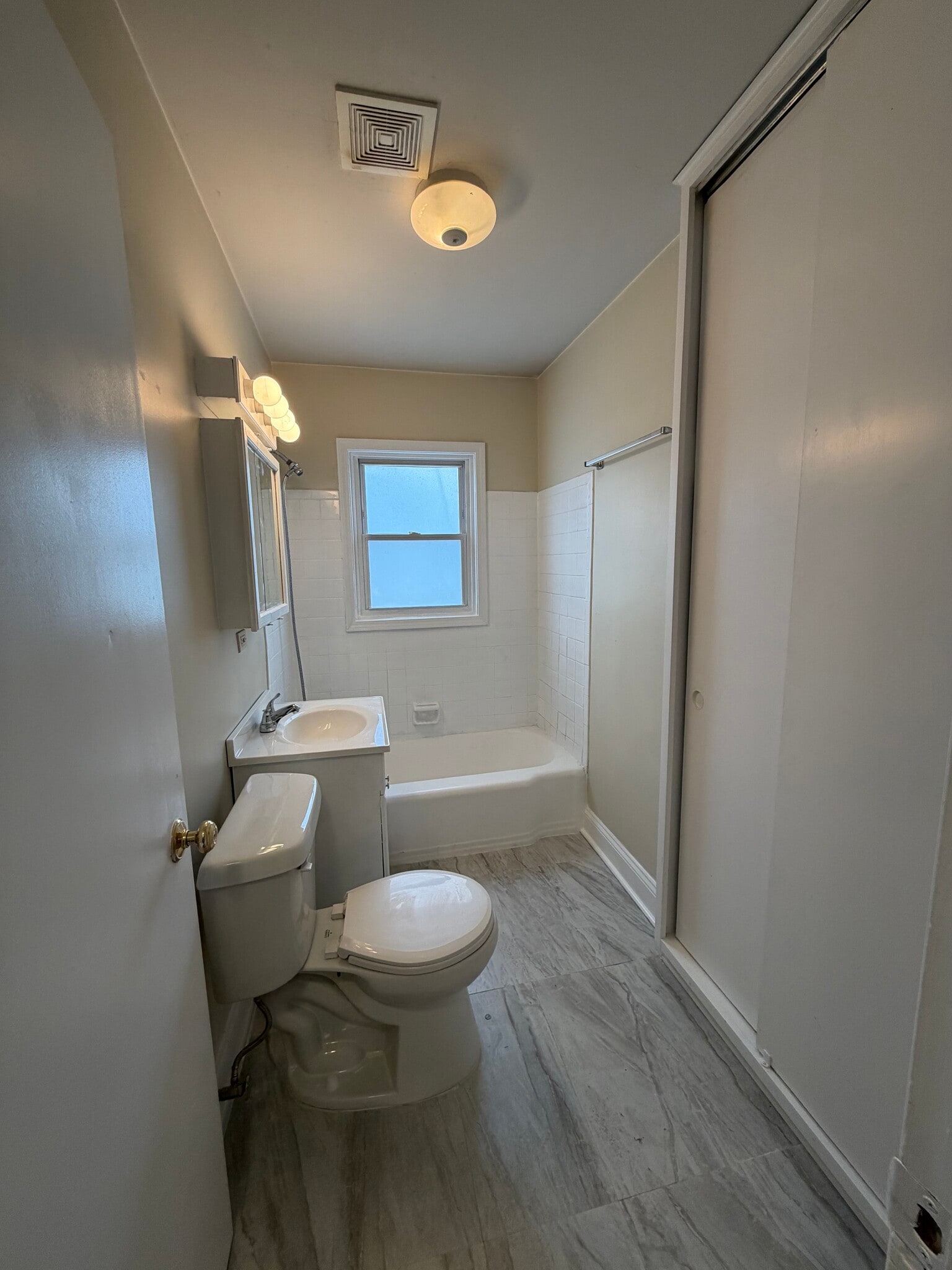 Building Photo - 538 Mills St