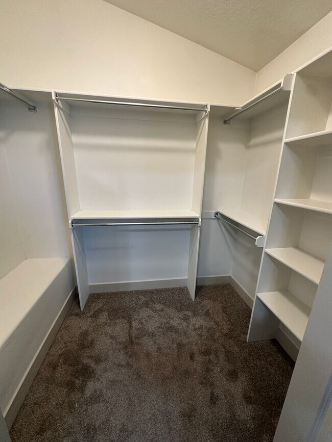 Building Photo - GET $1000 OFF THE FIRST MONTHS RENT!!!