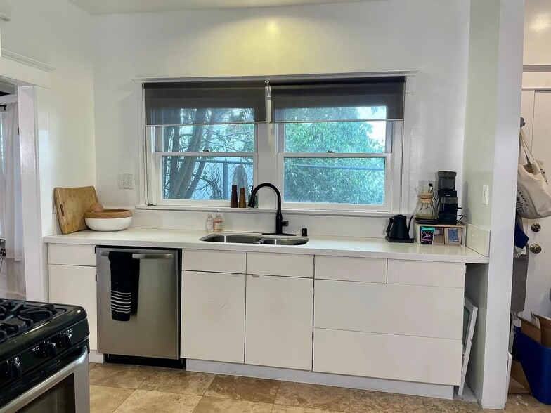 Bright kitchen - 6000 Carlton Way