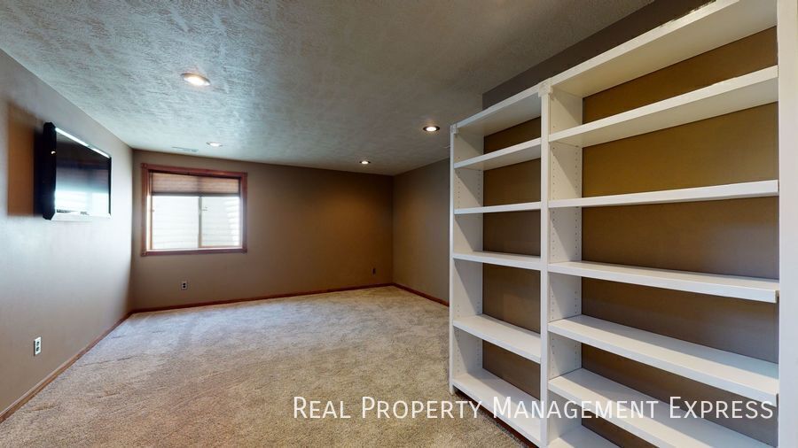 Building Photo - Beautiful 4 Bed 3.5 Bath House with 3-stall attached garage and fenced backyard on West side