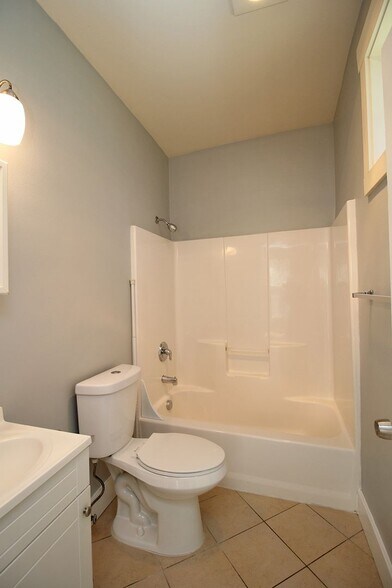 Building Photo - 4030-4030 NE Garfield Ave.