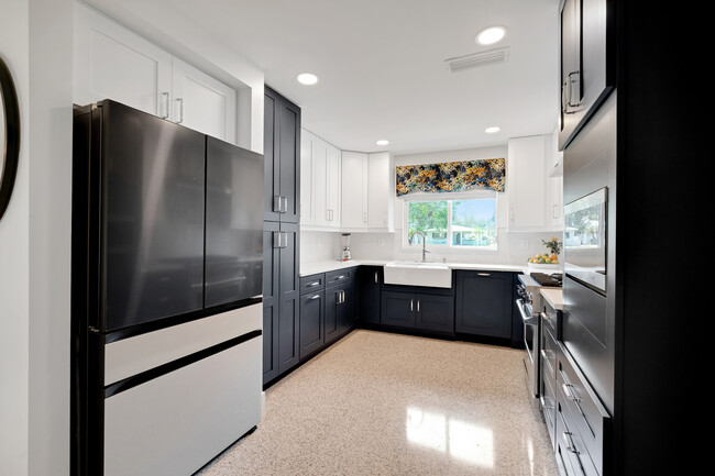 Building Photo - 675 Villa Grande Ave S