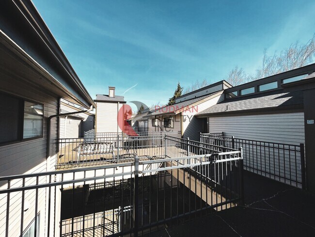 Building Photo - Evergreen Terrace South