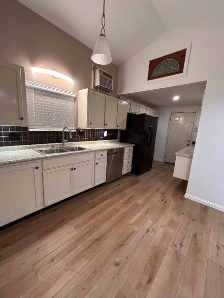 Building Photo - 1388 Hartsdale Dr