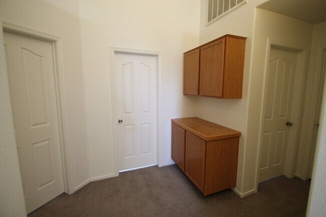 Building Photo - Green Valley area single story home with 3...