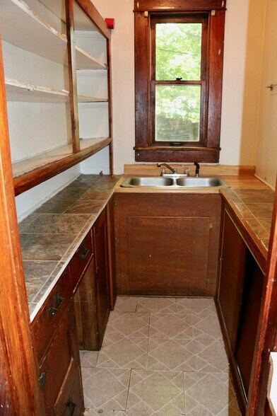 Kitchen - 121 Grove St