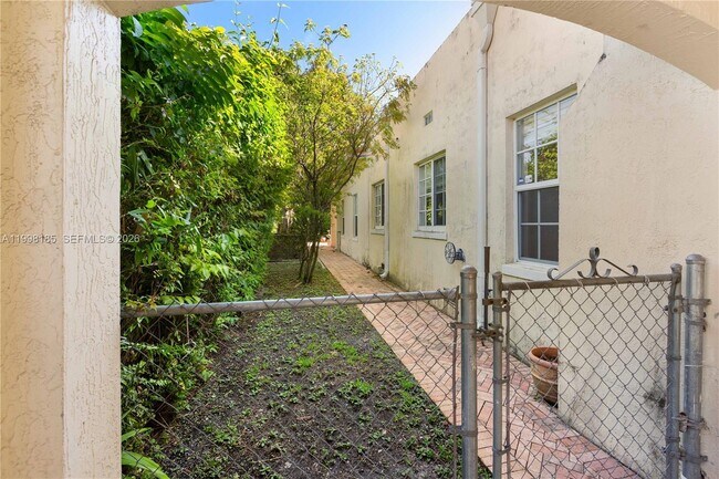 Building Photo - 1428 Medina Ave